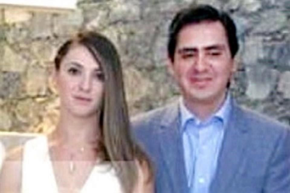 Foto del magistrado y su esposa de recién casados. Therina fue contratada por Adrián de la Garza.