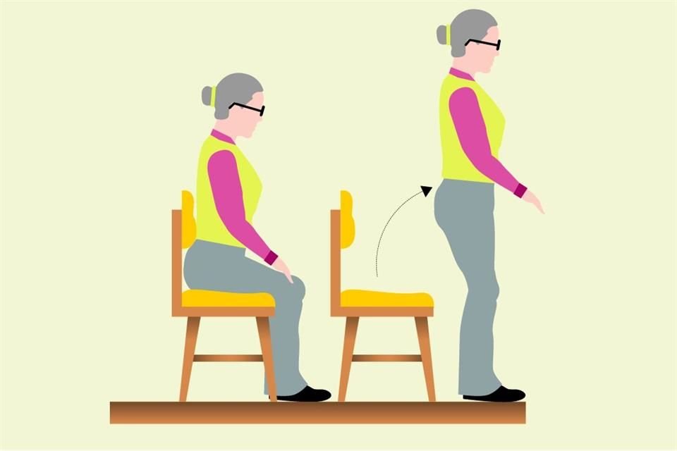 Levantarse y sentarse de una silla es un ejercicio que fortalece los muslos y favorece el equilibrio.