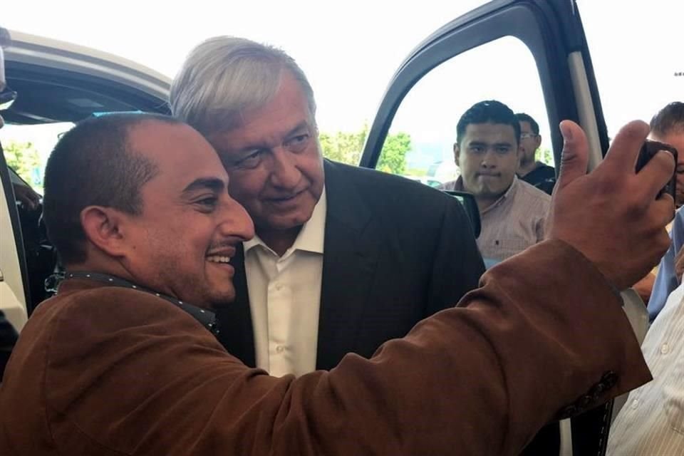 Al llegar a Chiapas para el primer foro sobre educacin, Andrs Manuel Lpez Obrador afirm que en ese documento se incluyeron las propuestas de su futuro Gobierno.