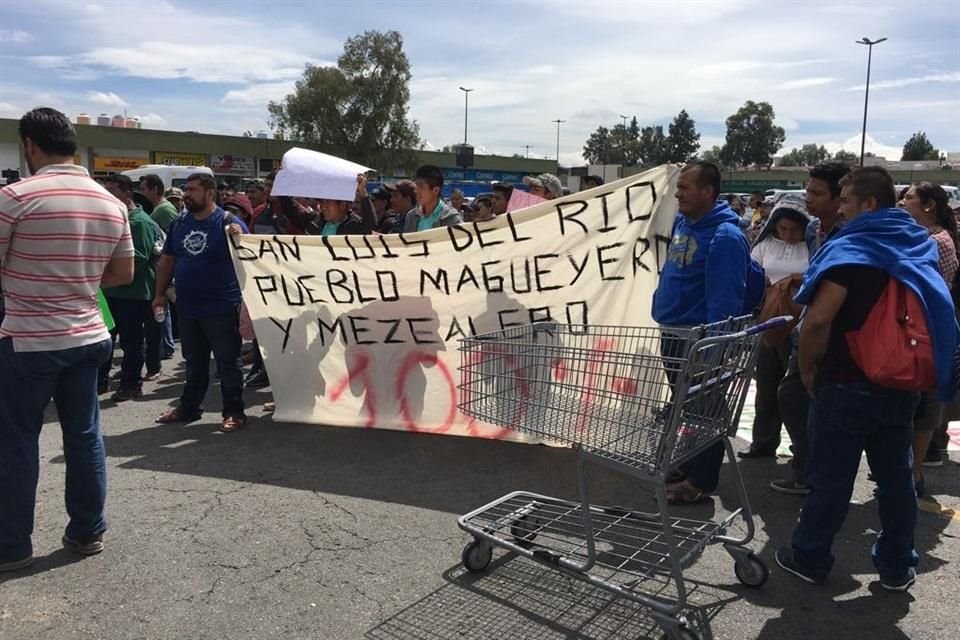Los manifestantes protestan contra la Denominacin de Origen mezcal otorgada al Estado de Mxico, Aguascalientes y Morelos.
