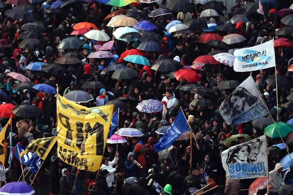 Docentes y universitarios marcharon en Buenos Aires contra el Presidente Mauricio Macri para exigir ms financiamiento a la educacin.