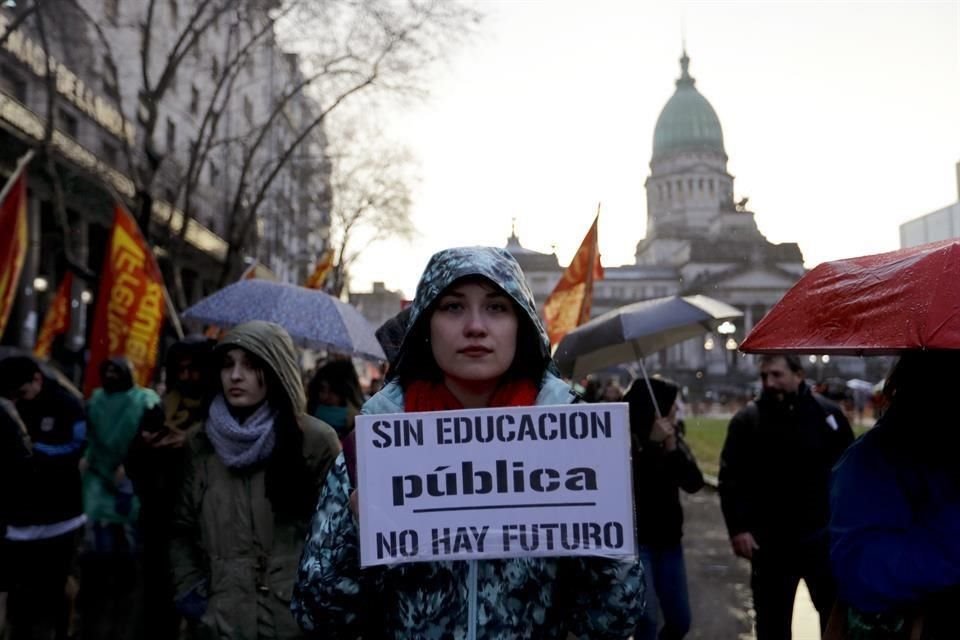Docentes y universitarios marcharon en Buenos Aires contra el Presidente Mauricio Macri para exigir ms financiamiento a la educacin.