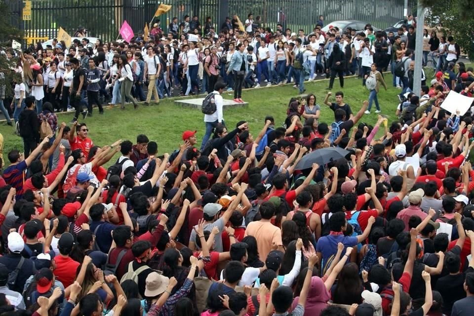 De acuerdo con fuentes de la UNAM, alrededor de 20 mil estudiantes participan en la movilización.