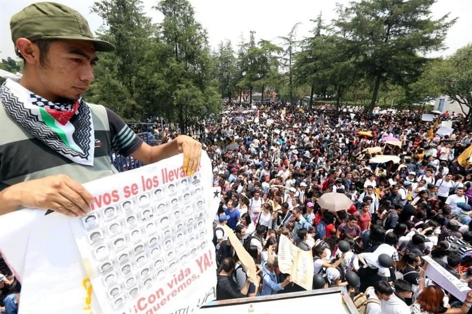 En la protesta también recuerdan el caso Ayotzinapa.