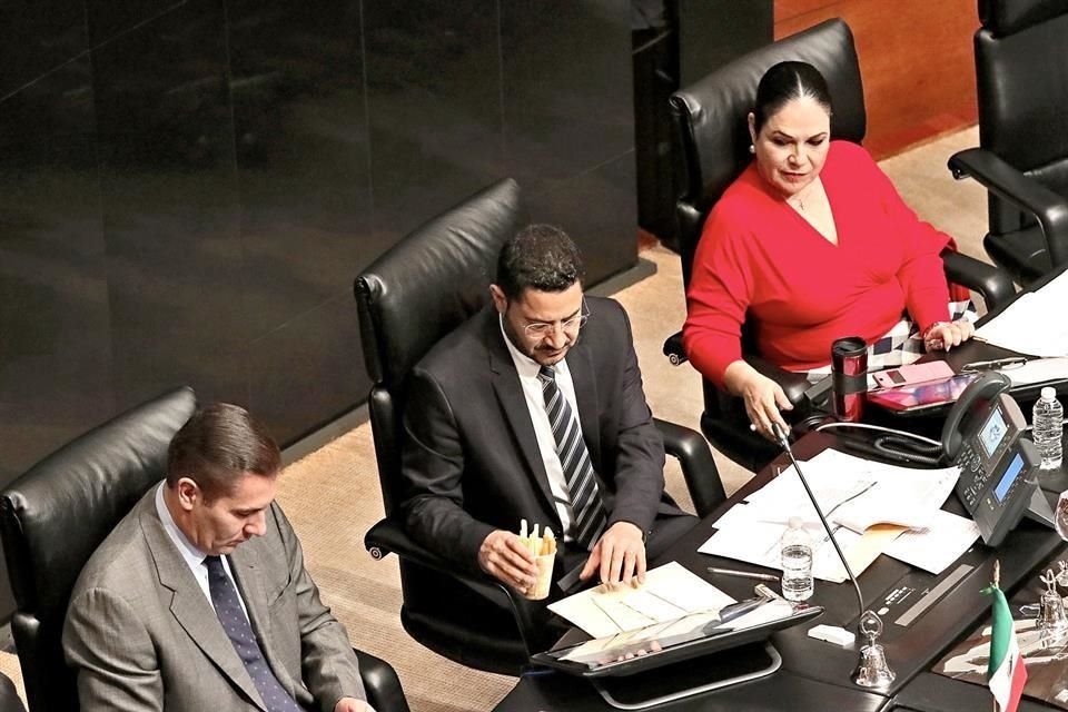USOS Y COSTUMBRES. En la sesión de ayer, el presidente del Senado, Martí Batres, degustó un coctel de verduras; otros legisladores de Morena, como Ricardo Monreal, lo prefirieron de frutas.