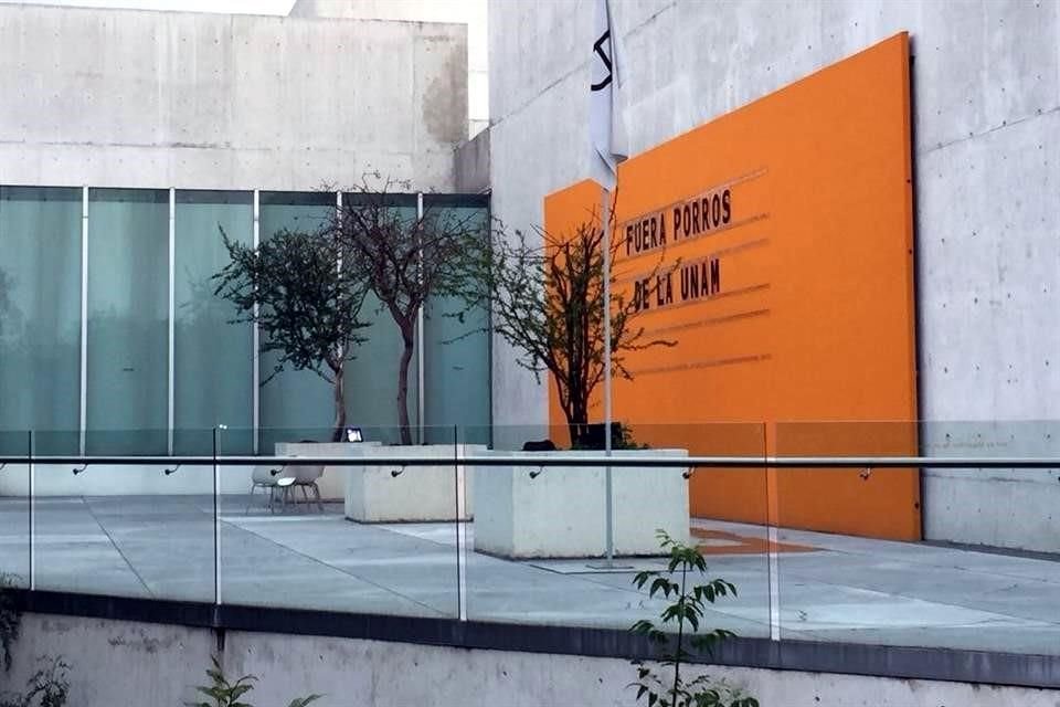 '¡Fuera porros de la UNAM!', exige un mural que se adhiere al discurso de la muestra 'Hablándole al poder', que la cubana presenta en el MUAC.