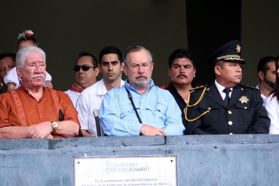 Mauricio Fernández (centro) dijo que su salida provocará cambios en San Pedro.