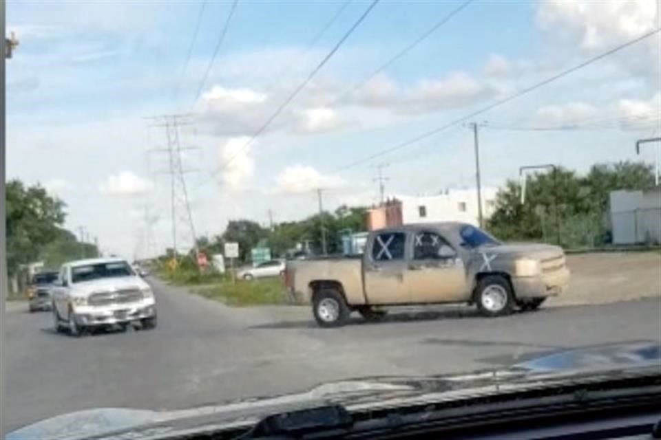 Un video captó a un convoy de camionetas con las siglas 'X' y 'CDG' en una vía de Reynosa.
