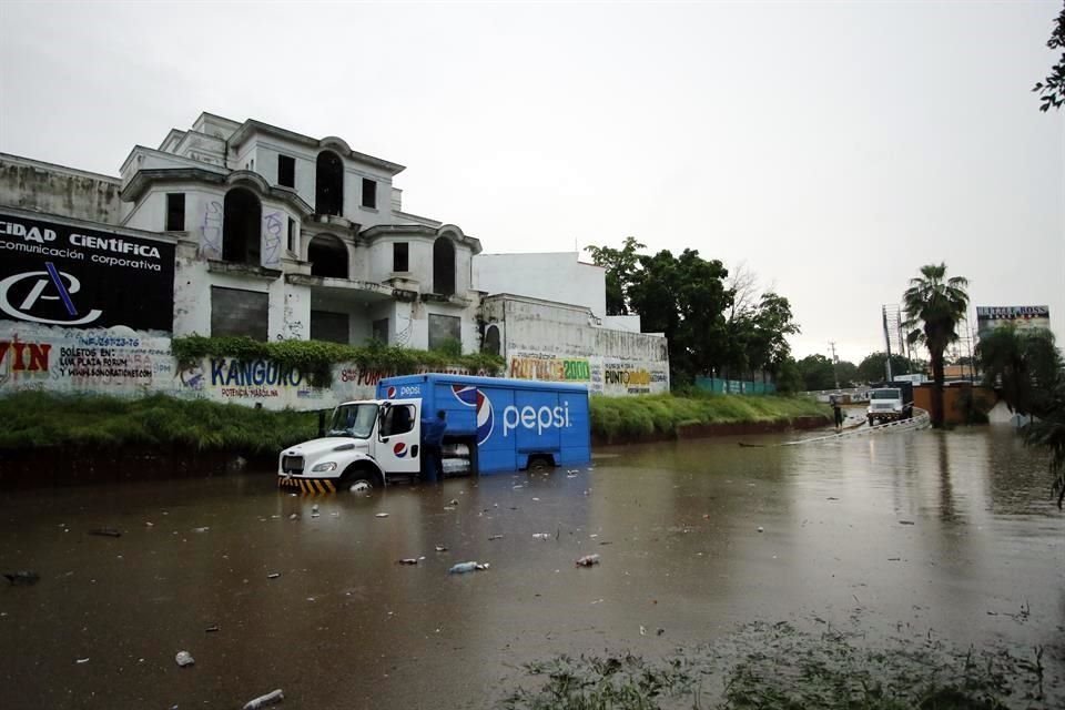Las lluvias e inundaciones han dejado afectaciones en Los Mochis y Culiacán.