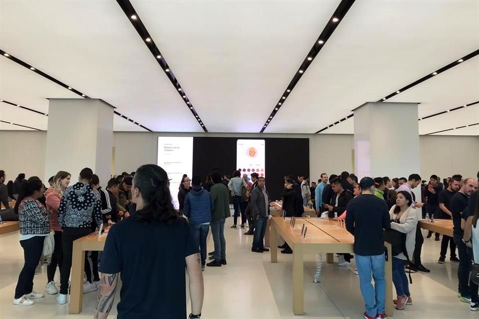 La Apple Store abrió sus puertas alrededor delas 9:00 horas para iniciar la venta del dispositivo.
