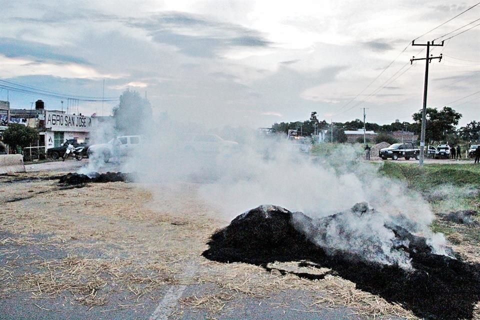 El sbado pasado, efectivos federales y estatales realizaron un operativo en busca de un lder criminal pero pobladores lo impidieron al bloquear la carretera Celaya-Juventino Rosas.