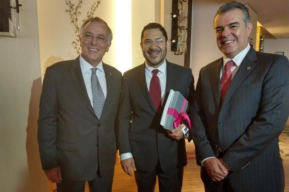 Raúl Picard, presidente de la Comisión de Mejora Regulatoria de Concamin; Martí Batres, presidente del Senado; y Franciso Cervantes, presidente nacional de Concamin.