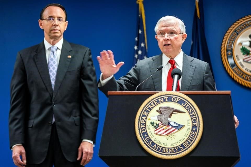 El fiscal general estadounidense, Jeff Sessions (d), y el vicefiscal general y 'número dos' del Departamento de Justicia, Rod Rosenstein (i) anunciaron la creación de las fuerzas anticárteles.