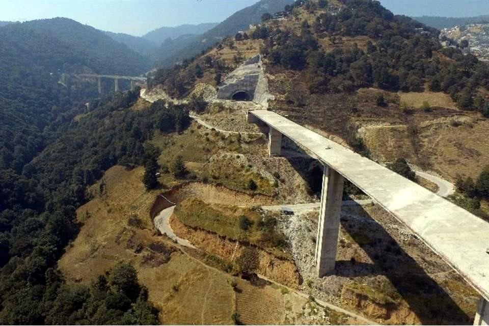 La autopista Naucalpan-Toluca, adjudicada hace 11 aos y valuada en 7 mil 400 millones de pesos, debi construirse en dos aos, segn el fallo de la licitacin.