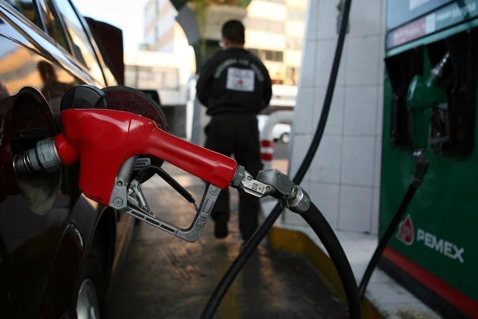 El precio de las gasolinas ha escalado hasta 25 pesos por litro en algunos casos.