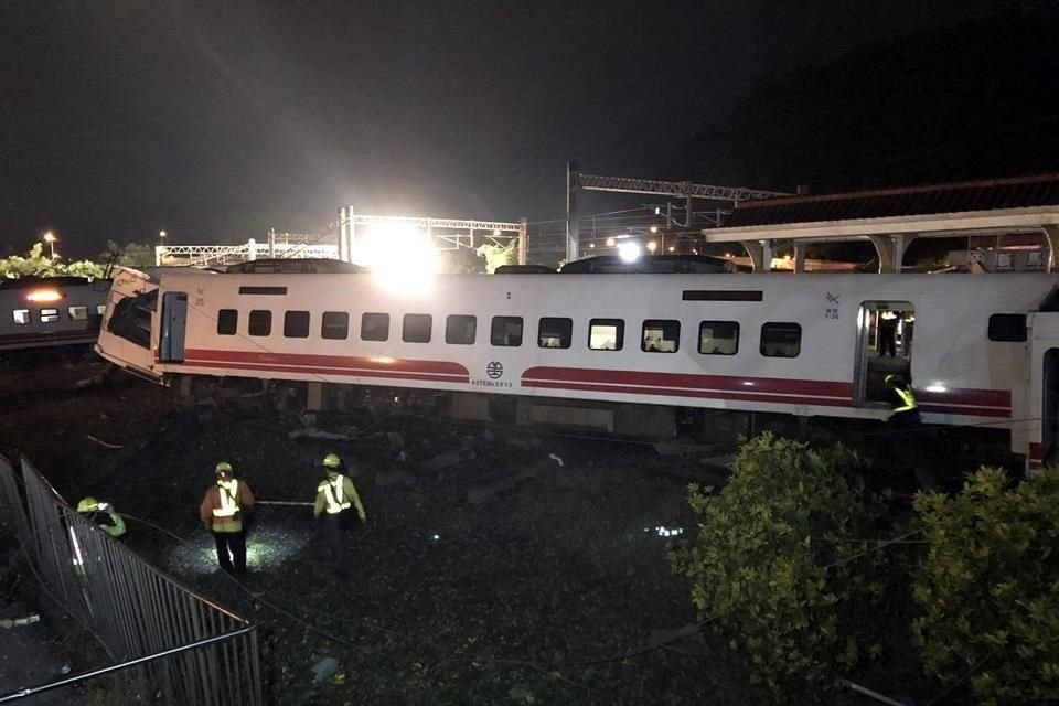 Al menos 22 personas perdieron la vida luego del descarrilamiento de un tren en Taiwn.