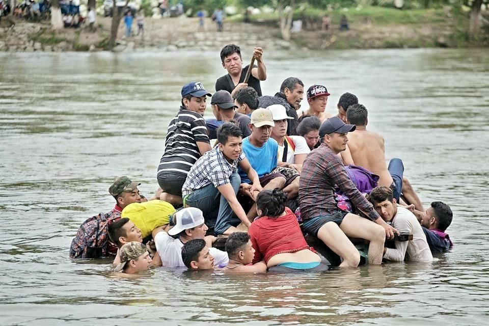 Migrantes cruzaron ayer la frontera en balsas.
