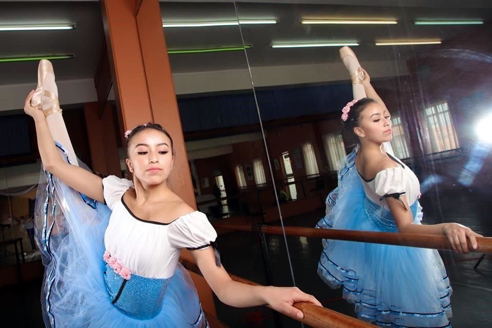 A sus 15 años, Leslie Calderón Duarte, hija de un docente en el Estado de México, fue admitida en la academia de ballet de Bolshoi en Rusia, sin embargo el Gobierno del Edomex le negó el apoyo.
