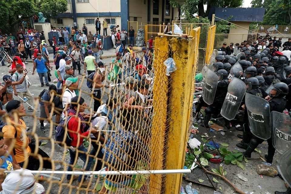 Migrantes centroamericanos que intentan entrar a Mxico por frontera de Guatemala rompieron portn y se enfrentaron con Polica Nacional.