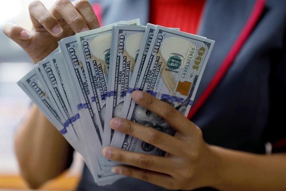 Al mayoreo, la divisa estadounidense gana 5.67 centavos, a 19.2105 pesos a la venta.