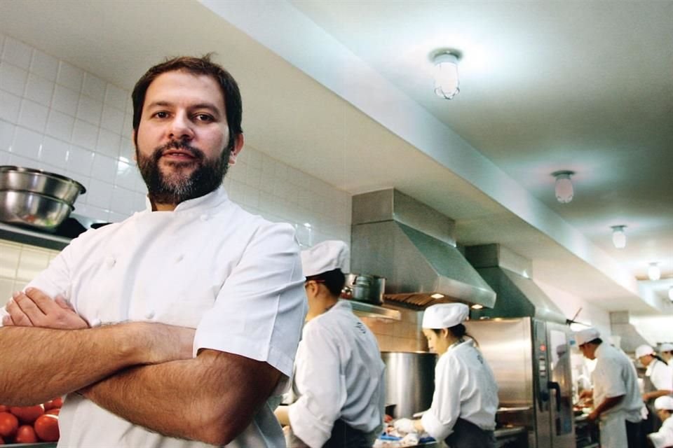 El restaurante del chef Enrique Olvera alcanza la posición de bronce en la lista de los 50 Mejores Restaurantes de América Latina.