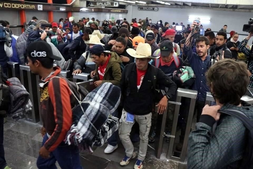 Un grupo de la caravana migrante parti en el Metro rumbo a Cuatro Caminos.