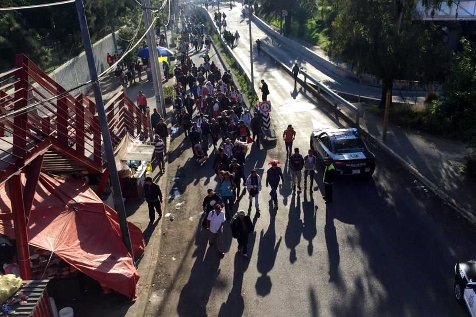 Los migrantes usaron el Metro para llegar a Cuatro Caminos y despus tomaron la caminata por Perifrico Norte rumbo a la Autopista Mxico-Quertaro.
