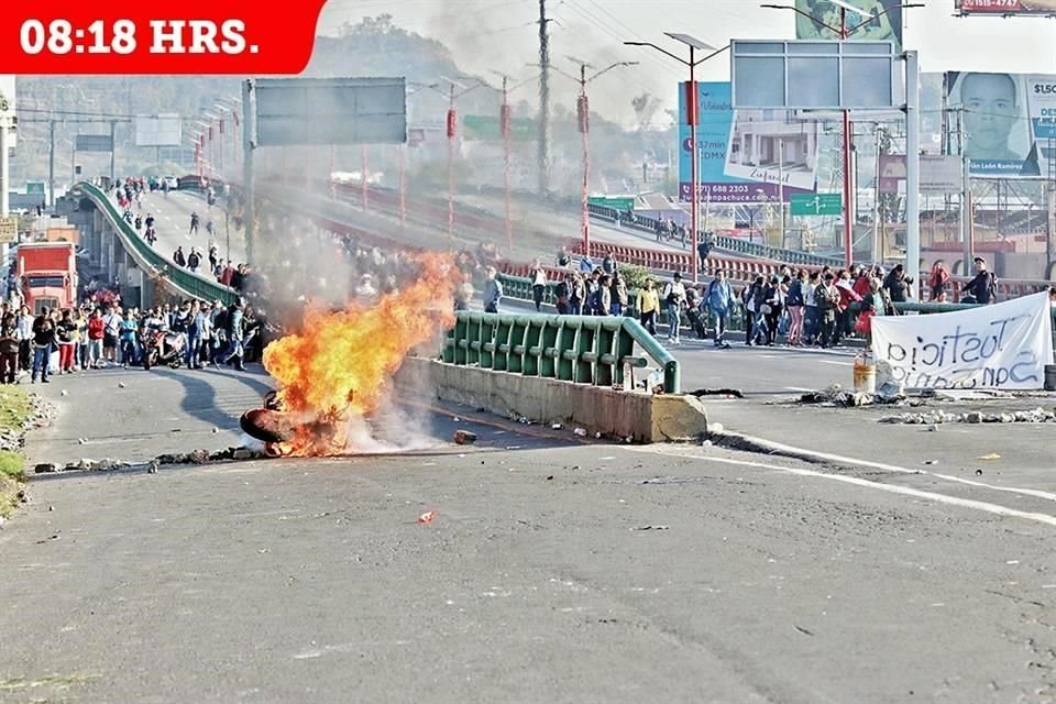 En la Autopista, los pobladores quemaron una motocicleta de la Secretara de Seguridad Pblica de la CDMX.