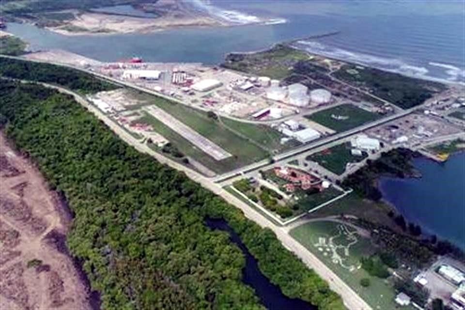 El terreno donde se proyecta la construccin de la refinera se localiza al sur del Puerto Martimo de Dos Bocas y hasta finales de agosto an contaba con vegetacin.
