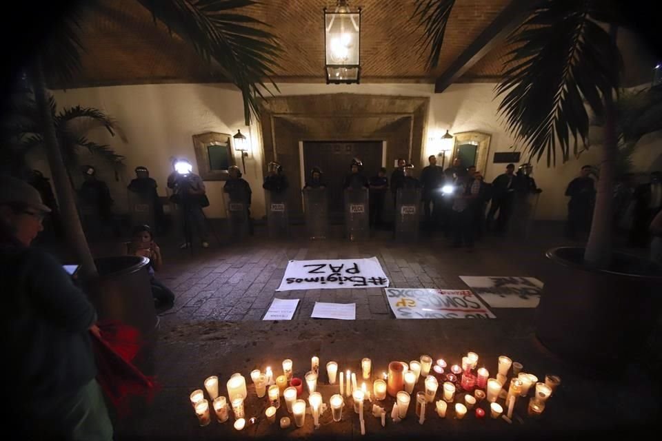 En medio de la polmica por el asesinato de 3 estudiantes de cine, en Jalisco se registraron ayer 3 homicidios, un feminicidio y 2 robos.