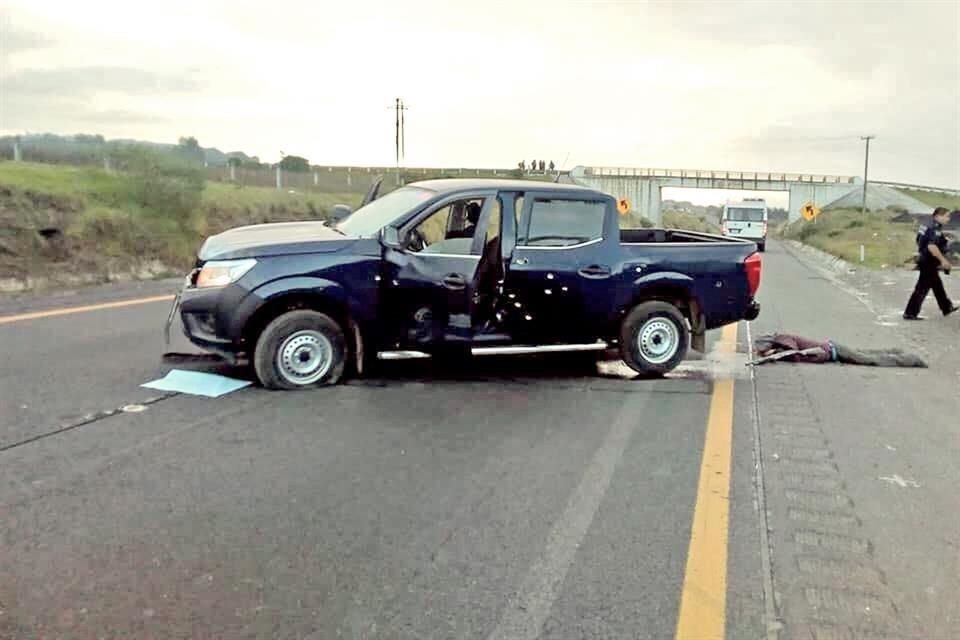 Una camioneta en la que viajaban las personas asesinadas qued atravesada en los dos carriles de la Autopista Puebla-Orizaba con perforaciones de bala.