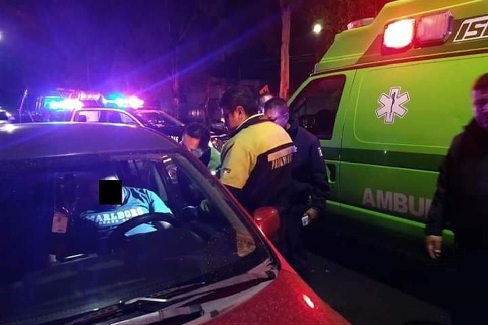 Un hombre fue asesinado a balazos a bordo de un auto donde se encontró una credencial de reportero de un periódico, en la Colonia Jardines de Morelos.