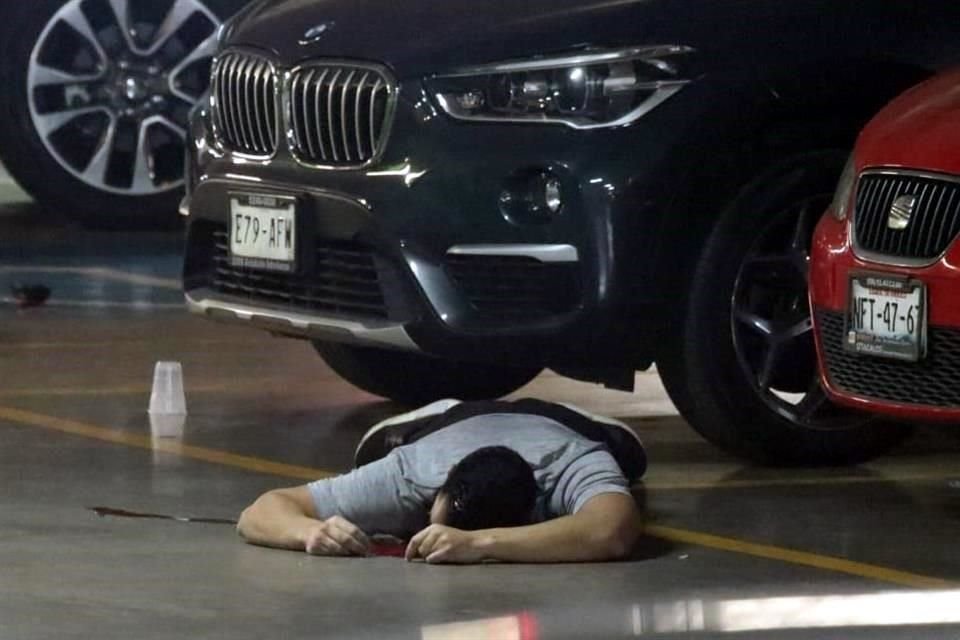 Un hombre fue asesinado a balazos dentro del estacionamiento de un centro comercial en Santa Fe, en la Alcalda de Cuajimalpa.