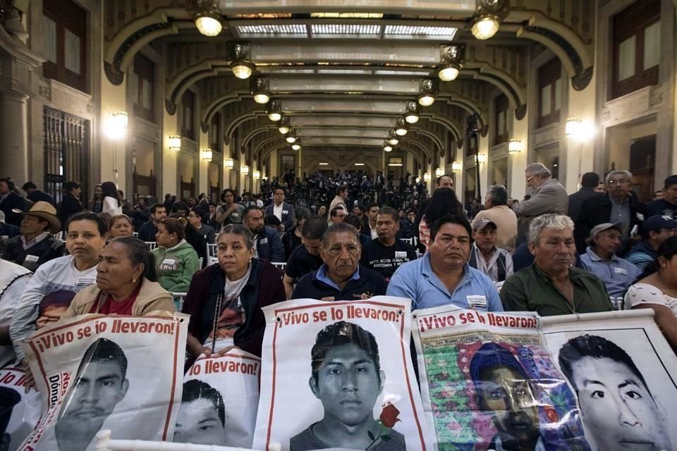 Una de las primeras acciones de gobierno de Lpez Obrador fue reunirse en Palacio Nacional con los familiares de los 43 normalistas de Ayotzinapa,  desaparecidos en 2014.