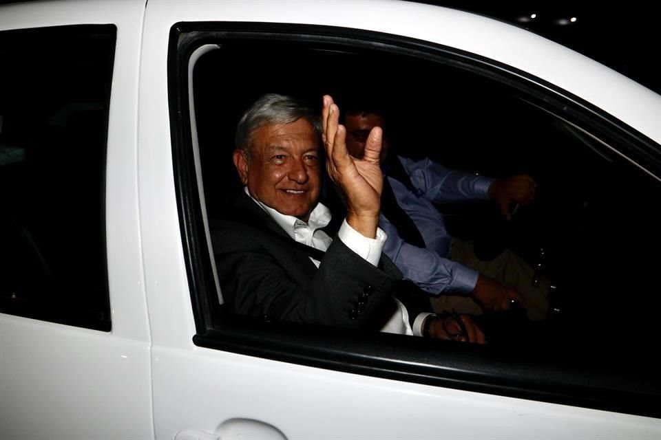 Domingo 2 de diciembre.- Andrs Manuel Lpez Obrador, Presidente de Mxico, regresa a su casa en Tlalpan, despus primer da de gira como presidente.