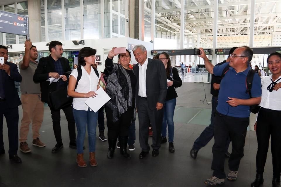Andrs Manuel Lpez Obrador en el aeropuerto de la CDMX, a punto de abordar un vuelo comercial a Veracruz el 2 de diciembre.