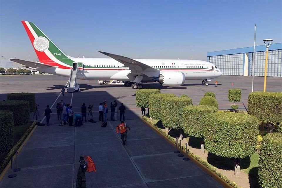 El secretario de Hacienda, Carlos Urza, inform el avin presidencial Boeing 787-Jos Mara Morelos y Pavn sali de Mxico el 3 de diciembre, para ser vendido.
