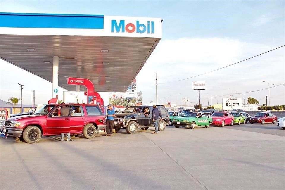Las escasas gasolineras que contaban con combustible en Silao tenan largas filas de automovilistas en espera de ser abastecidos.