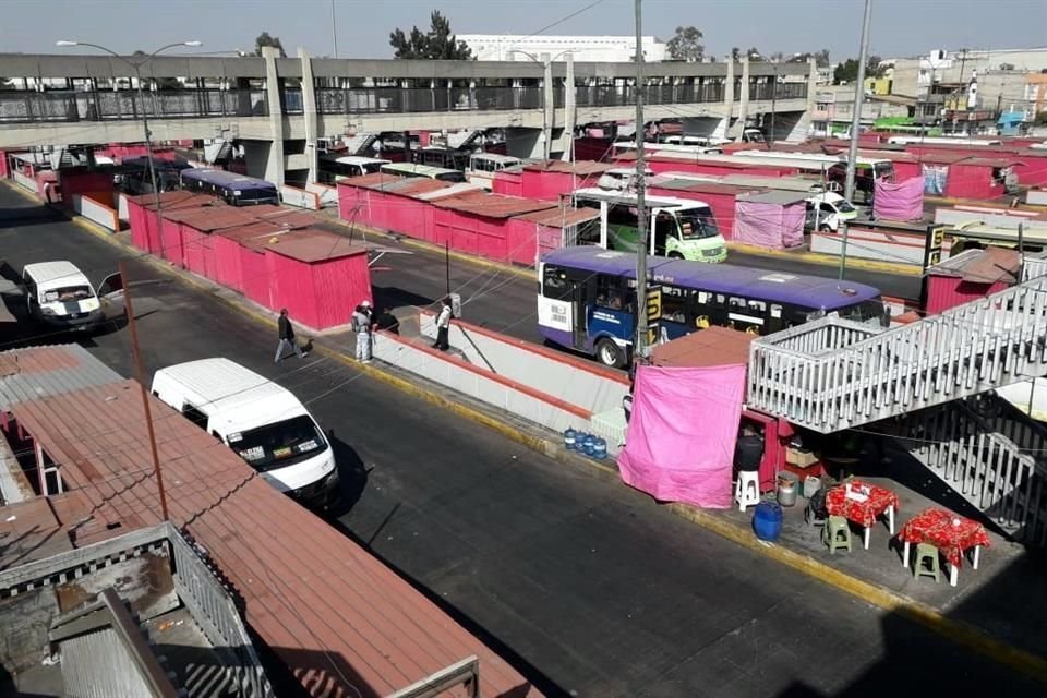 Desde las 5:00 horas, 8 unidades de ADO empezaron a salir desde Pantitlán y se sumaron a RTP, camiones morados y verdes, microbuses, combis, vagonetas, patrullas de la policía, entre otros.