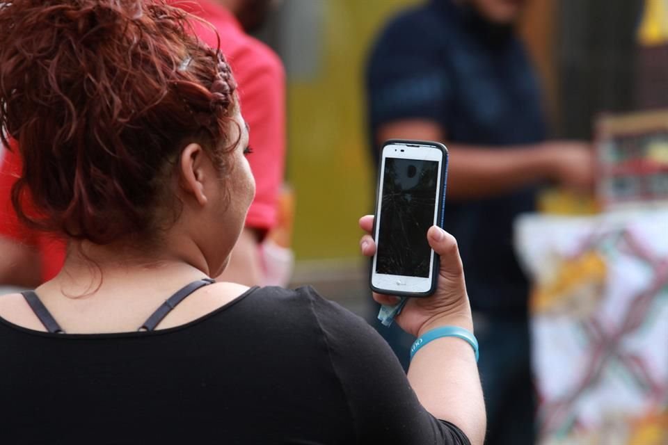 El 17% de los mexicanos reconoció que su pareja les ha solicitado instalar una app de monitoreo en su teléfono.