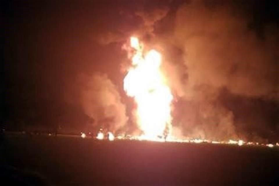 Por la alta concentración del vapor del combustible, alrededor de las 19:00 horas se produjo una explosión que envolvió a los pobladores. 