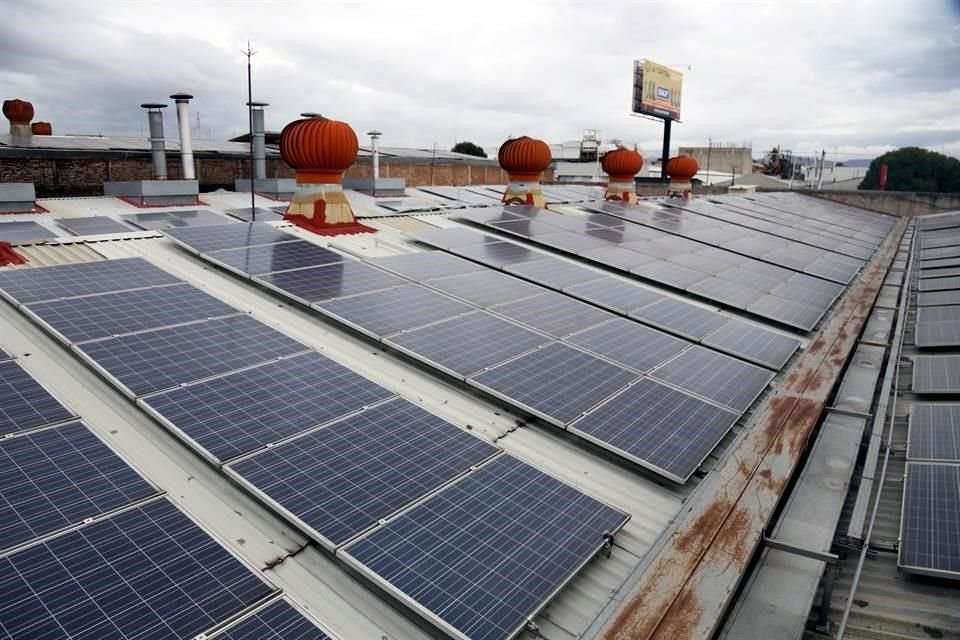 Usuarios residenciales o comerciales con un sistema de paneles solares podían vender energía a otros usuarios.