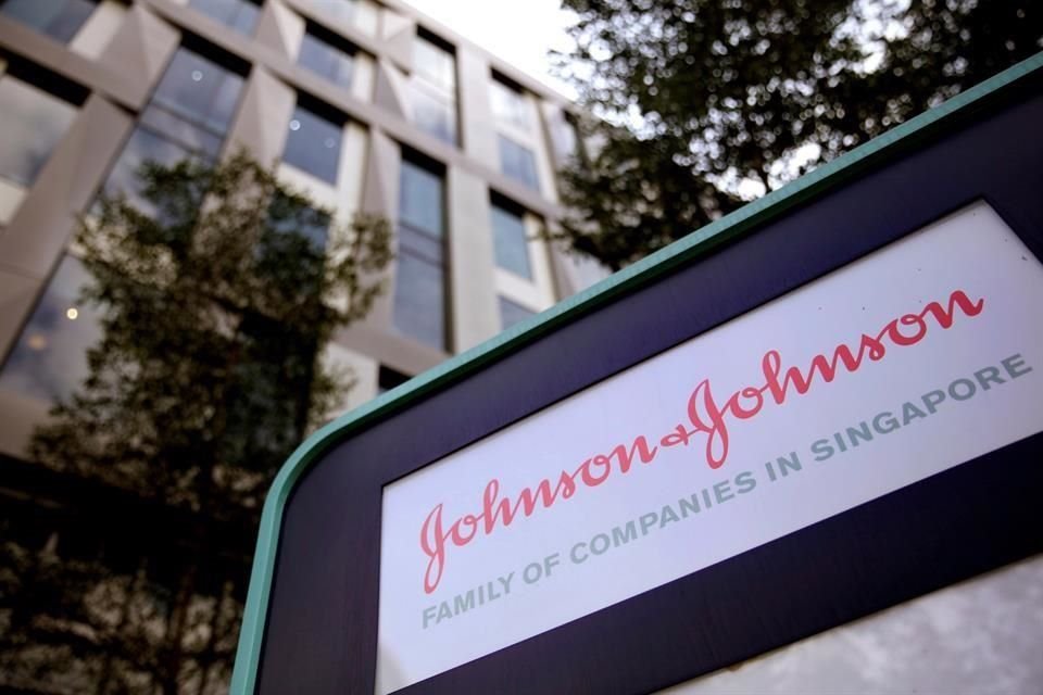 Johnson & Johnson prevé un beneficio ajustado para 2021 de entre 9.40 y 9.60 dólares por acción.