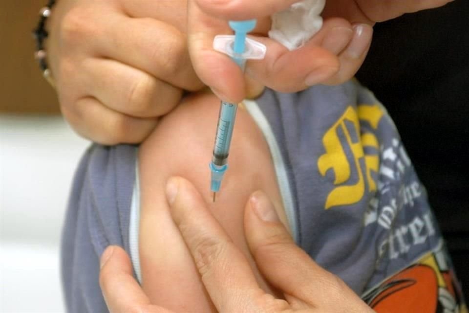 Alrededor de 495 mil 770 niños de 12 a 23 meses de localidades con menos de 100 mil habitantes no fueron vacunados con las dosis del esquema básico del menor de un año de edad.
