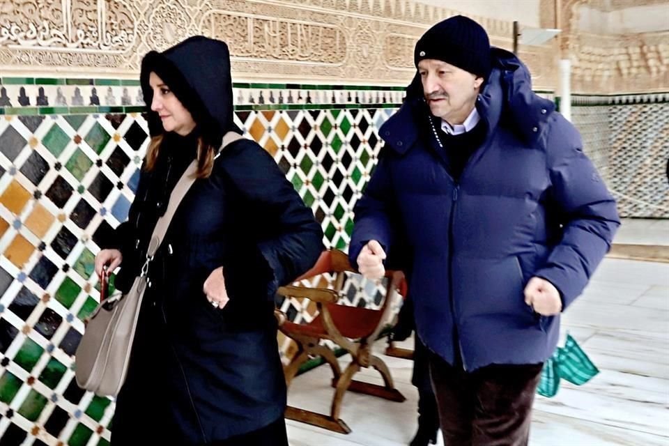 La presidenta del PRI, Claudia Ruiz Massieu, y el ex Presidente Carlos Salinas de Gortari durante su recorrido por la Alhambra.