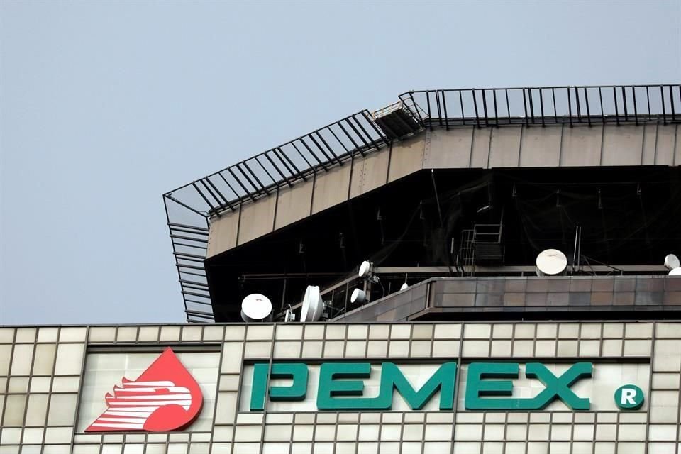 Bonos de deuda de Gobierno están en riesgo de caer en grado 'chatarra' debido a que Pemex amenaza con arrastrar finanzas, según Bloomberg.