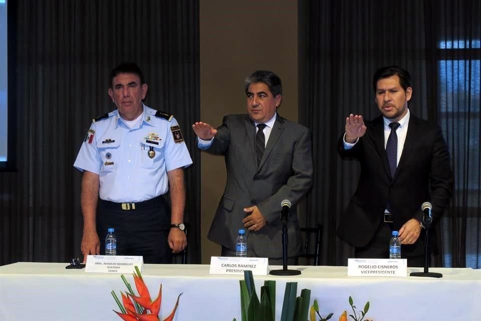 Rodolfo Rodríguez Quezada, presidente de la FAMEX; Carlos Ramírez y Rogelio Cisneros, presidente saliente y entrante del Monterrey Aerocluster, respectivamente.