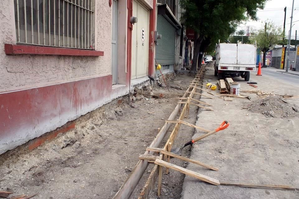 Para complementar el proyecto de Calles Completas, la Secretaría de Obras Públicas trabaja en la restauración de banquetas.