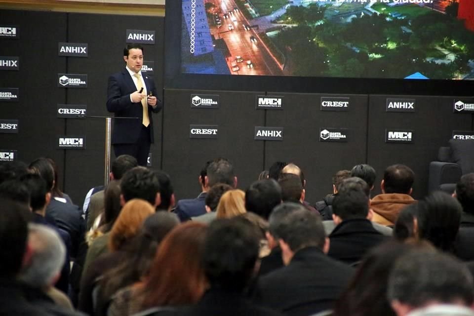 El vicepresidente de operaciones de IDEI, Jorge Martínez, presentó el tema '¿Qué es hacer Ciudad para un desarrollador? Verticalización y densificación de ciudades'.
