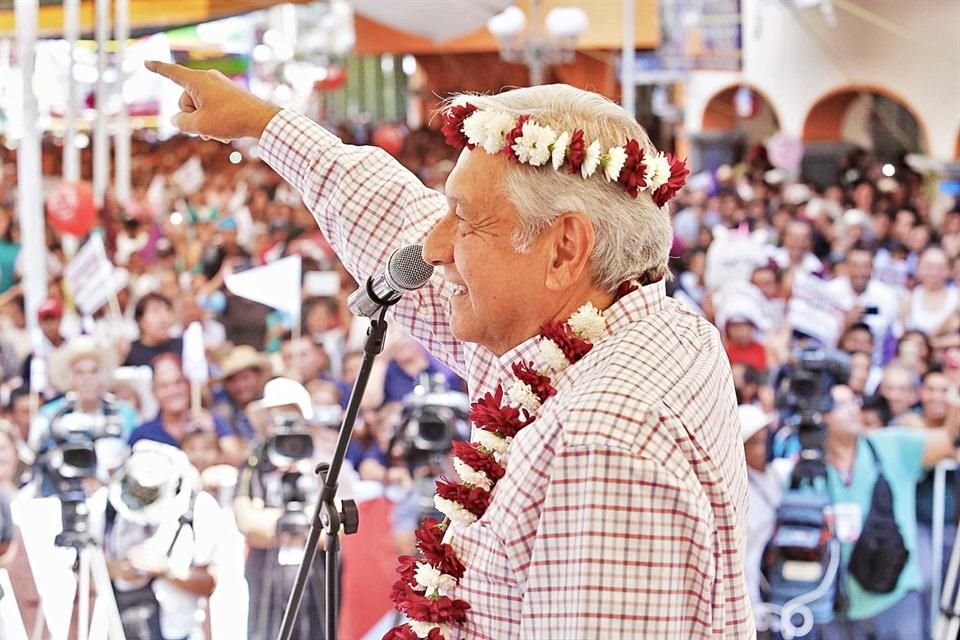 Andrés Manuel López Obrador ofreció en Zongolica abatir la miseria combatiendo la corrupción.